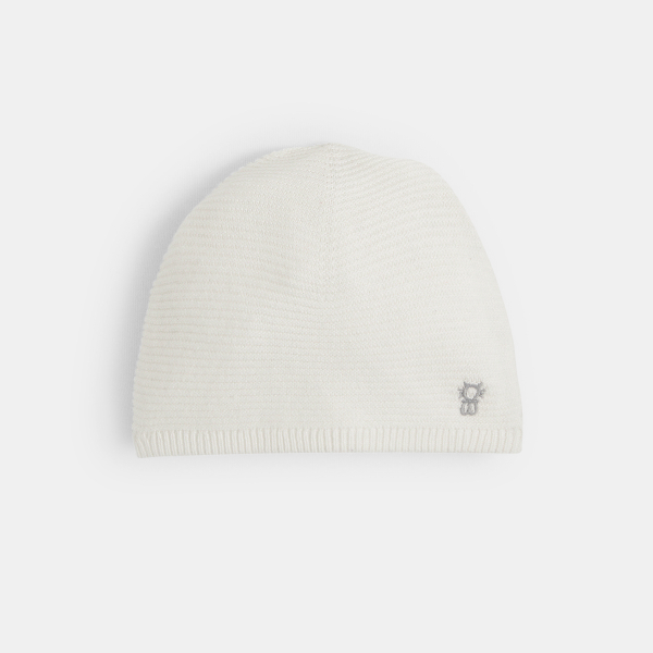 قبعة صوف مضلّعة باللون الأبيض لحديثي الولادة